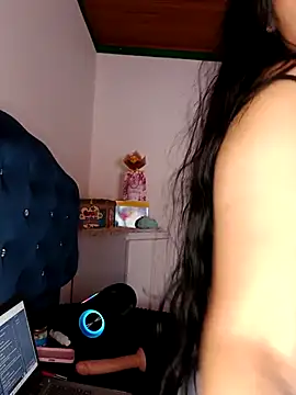 Snapshot of MisNicol chatting on 4, 12, 2025 MisNicol online show from 4, 12, 2025