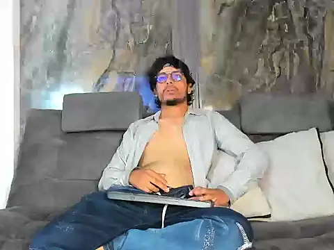 Snapshot of EnzoDarkwood chatting on 4, 12, 2025 EnzoDarkwood online show from 4, 12, 2025