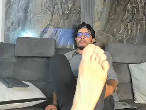 Snapshot of EnzoDarkwood chatting on 15, 12, 2025 EnzoDarkwood online show from 15, 12, 2025