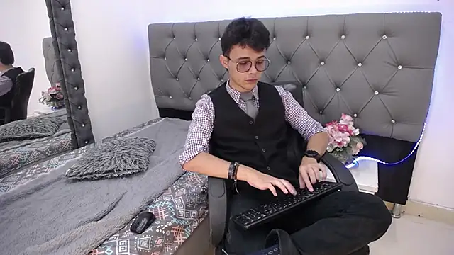 Snapshot of Jules_Silver02 chatting on 4, 12, 2025 Jules Silver02 online show from 4, 12, 2025