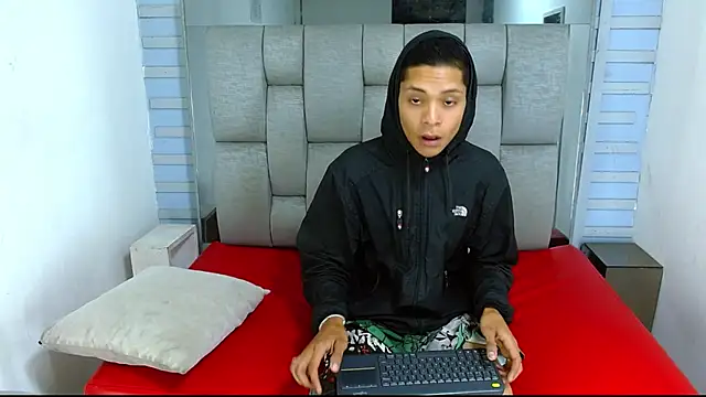 Snapshot of Axel_Marcu chatting on 5, 12, 2025 Axel Marcu online show from 5, 12, 2025