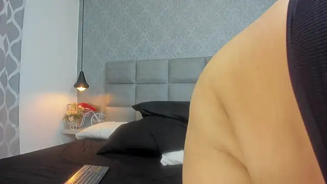 Snapshot of emilyy_r chatting on 26, 2, 2026 emilyy r online show from 26, 2, 2026