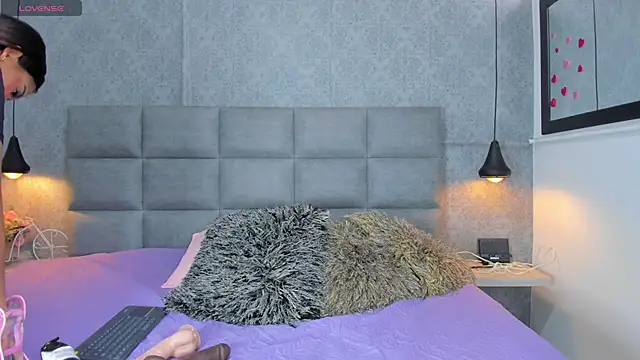 Snapshot of emilyy_r chatting on 14, 4, 2026 emilyy r online show from 14, 4, 2026