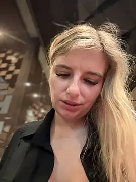 Snapshot of Betsy chatting on 2, 1, 2025 Betsy online show from 2, 1, 2025