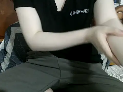 Snapshot of Maika_2k chatting on 4, 12, 2025 Maika 2k online show from 4, 12, 2025