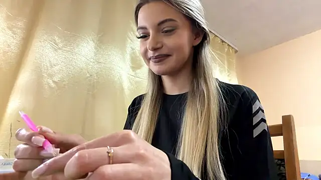 Snapshot of HollyVorse chatting on 14, 12, 2025 HollyVorse online show from 14, 12, 2025