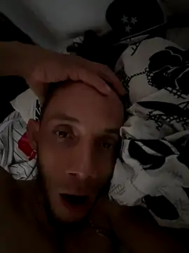 Snapshot of yisushotlarge chatting on 14, 12, 2025 yisushotlarge online show from 14, 12, 2025