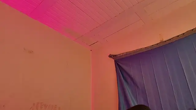 MoonLipsON- online show from 8, 4, 2026