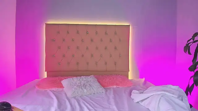 EmmaLawrence  online show from 12, 2, 2026