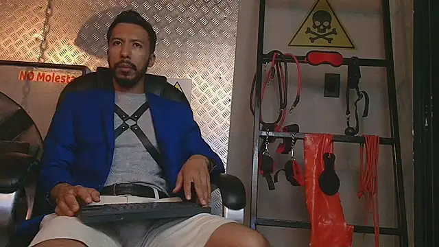 Snapshot of logan_mercer chatting on 5, 12, 2025 logan mercer online show from 5, 12, 2025