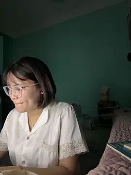 Snapshot of polly_chan chatting on 5, 12, 2025 polly chan online show from 5, 12, 2025