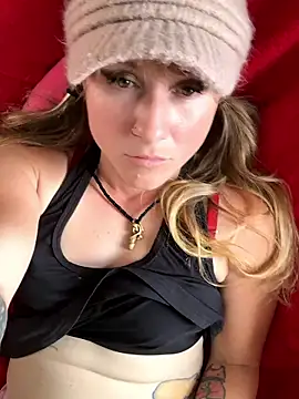 Snapshot of alluringpixie chatting on 5, 4, 2026 alluringpixie online show from 5, 4, 2026