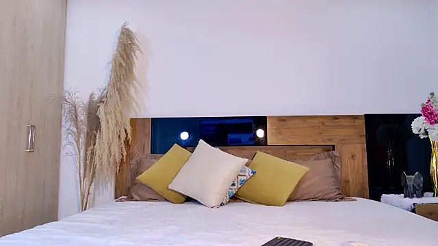 LucyHanks online show from 24, 2, 2026