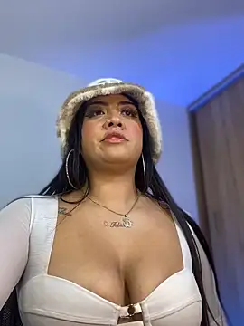 Snapshot of yeniffer_valens chatting on 14, 12, 2025 yeniffer valens online show from 14, 12, 2025