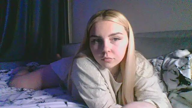 Snapshot of kit_katiki1 chatting on 14, 12, 2025 kit katiki1 online show from 14, 12, 2025