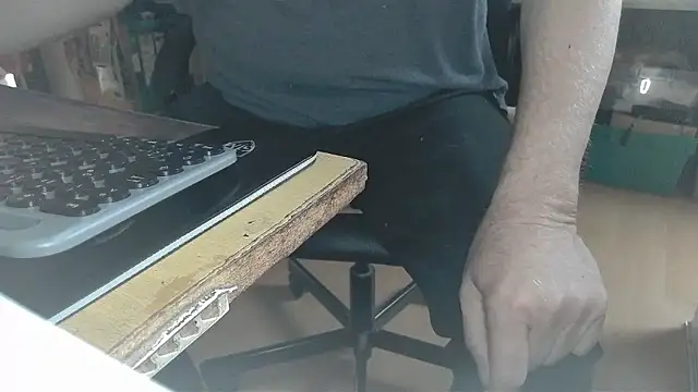 Snapshot of oldmann08 chatting on 12, 1, 2026 oldmann08 online show from 12, 1, 2026