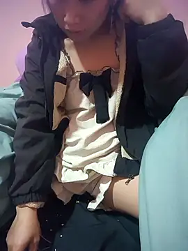 Snapshot of Layyla99 chatting on 14, 12, 2025 Layyla99 online show from 14, 12, 2025