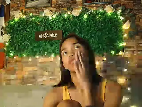 Snapshot of LaurenePh2 chatting on 20, 12, 2025 LaurenePh2 online show from 20, 12, 2025