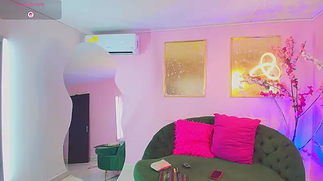 Snapshot of bella_moonlight_cr chatting on 7, 1, 2026 bella moonlight cr online show from 7, 1, 2026