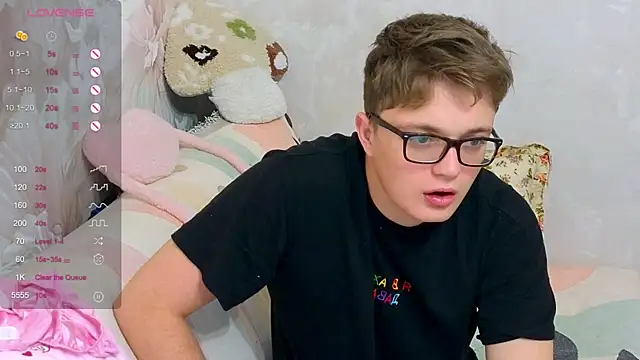 Snapshot of robertkingsize chatting on 15, 12, 2025 robertkingsize online show from 15, 12, 2025