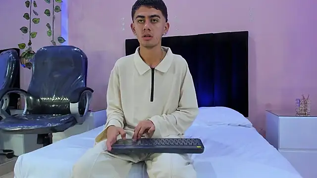 Snapshot of Logan_Wolf_ chatting on 22, 12, 2025 Logan Wolf online show from 22, 12, 2025