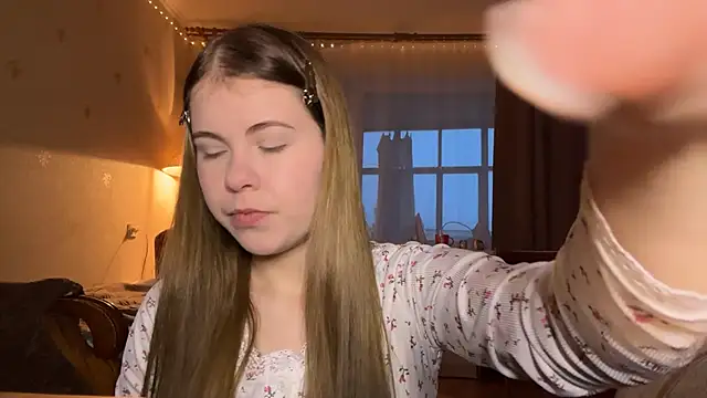 Snapshot of MaevAmy chatting on 21, 12, 2025 MaevAmy online show from 21, 12, 2025