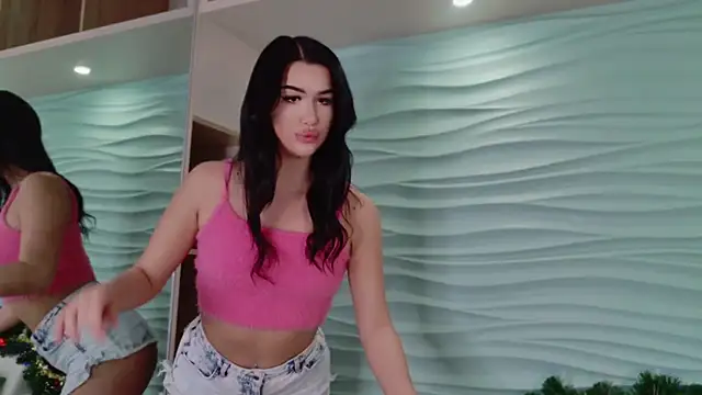 Snapshot of LittleMia- chatting on 20, 12, 2025 LittleMia- online show from 20, 12, 2025