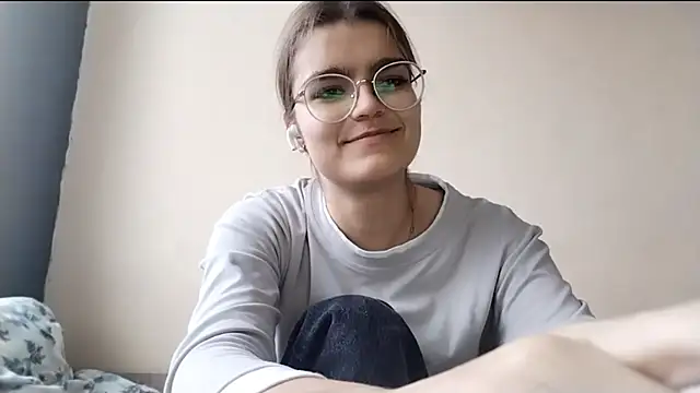 Snapshot of DevonaGlugla chatting on 14, 12, 2025 DevonaGlugla online show from 14, 12, 2025