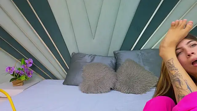 DulceeEsmeralda online show from 4, 3, 2026