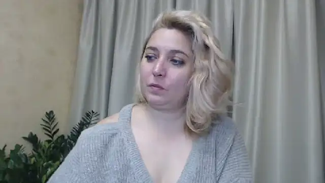 Snapshot of sweetpussy13 chatting on 12, 12, 2024 sweetpussy13 online show from 12, 12, 2024