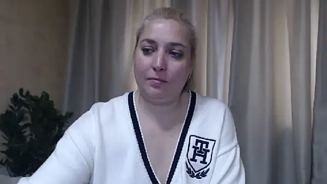 Snapshot of sweetpussy13 chatting on 2, 6, 2026 sweetpussy13 online show from 2, 6, 2026