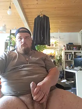Snapshot of YoursxTruly chatting on 17, 6, 2026 YoursxTruly online show from 17, 6, 2026