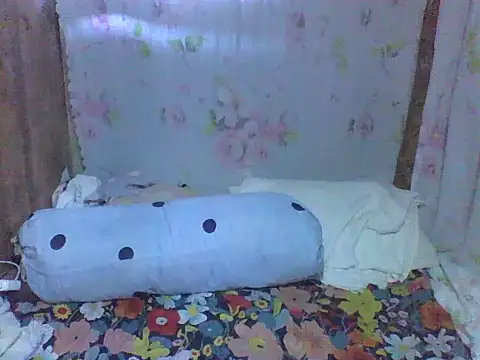 Snapshot of Petite_elise chatting on 4, 7, 2026 Petite elise online show from 4, 7, 2026