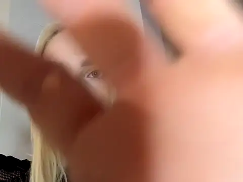 Snapshot of blonde_di chatting on 13, 12, 2025 blonde di online show from 13, 12, 2025