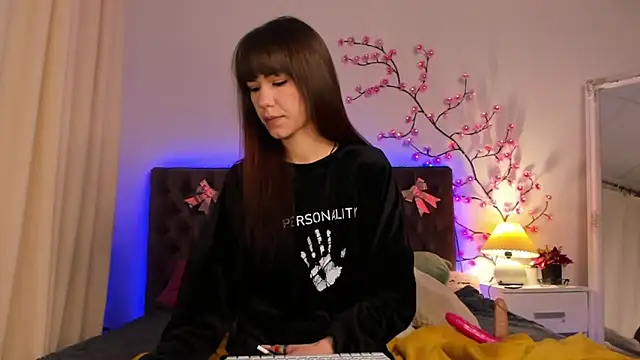 MilanaHotts online show from 6, 2, 2026