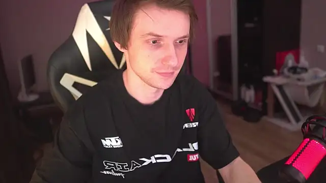 Snapshot of art_hunter chatting on 15, 12, 2025 art hunter online show from 15, 12, 2025