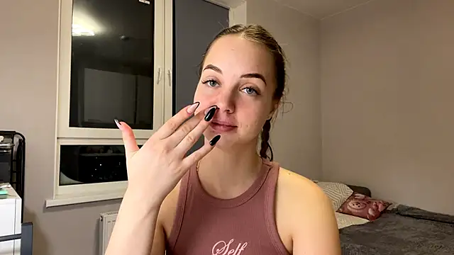 Snapshot of AliceQueenGirl chatting on 10, 1, 2026 AliceQueenGirl online show from 10, 1, 2026