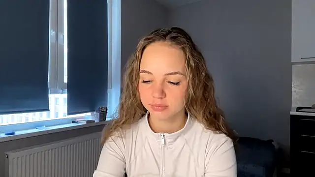 Snapshot of AliceQueenGirl chatting on 15, 1, 2026 AliceQueenGirl online show from 15, 1, 2026