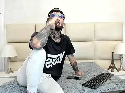 Snapshot of CalvinKorvus chatting on 18, 12, 2025 CalvinKorvus online show from 18, 12, 2025