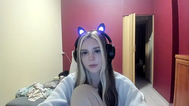 Snapshot of LunaAngell chatting on 21, 12, 2025 LunaAngell online show from 21, 12, 2025