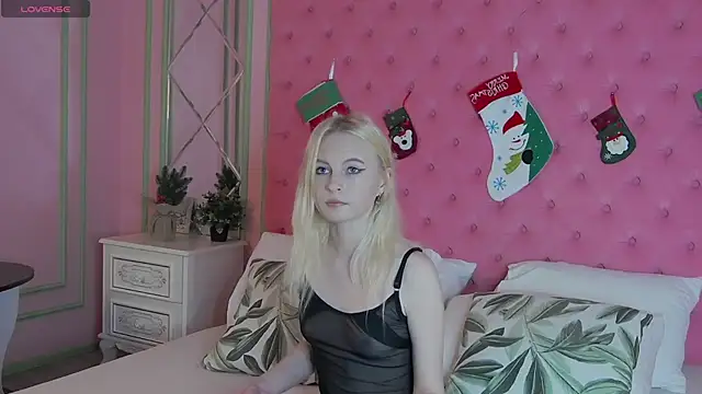 Snapshot of DaphneLewis chatting on 21, 12, 2025 DaphneLewis online show from 21, 12, 2025