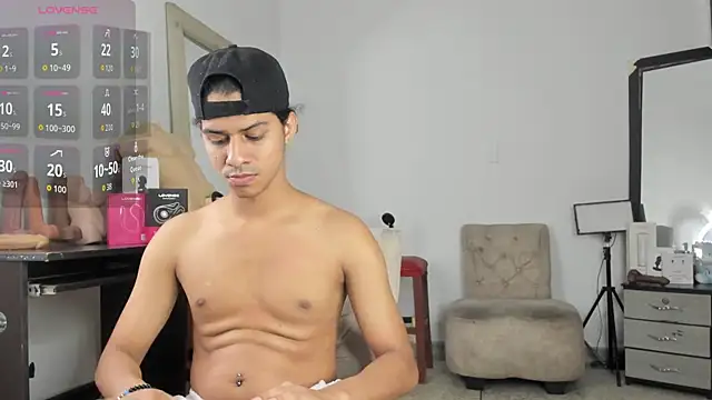 Snapshot of Victor_LatinBoy chatting on 12, 4, 2026 Victor LatinBoy online show from 12, 4, 2026