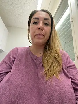 Snapshot of Vaannessaa chatting on 21, 12, 2025 Vaannessaa online show from 21, 12, 2025