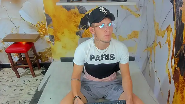 Snapshot of Chuck_LatinBoy chatting on 21, 12, 2025 Chuck LatinBoy online show from 21, 12, 2025