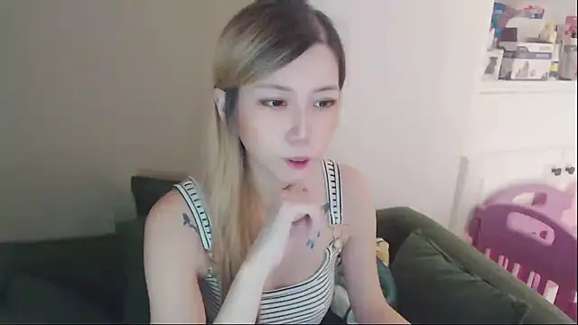 Snapshot of whitecat13 chatting on 10, 7, 2026 whitecat13 online show from 10, 7, 2026