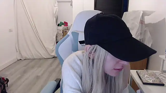 BarbieBlondieGirl online show from 18, 2, 2026