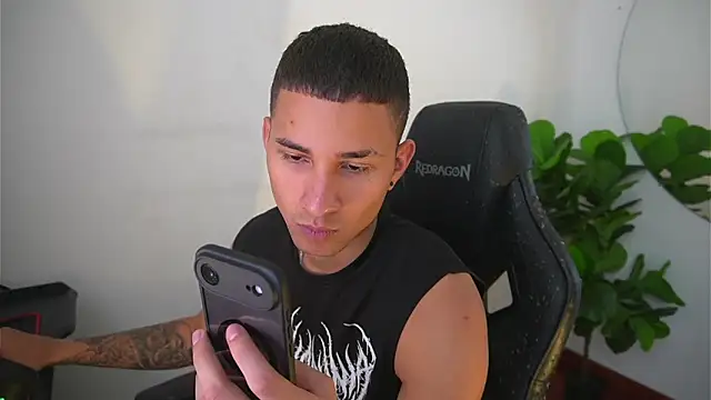 Snapshot of Thin_tommy11 chatting on 22, 12, 2025 Thin tommy11 online show from 22, 12, 2025