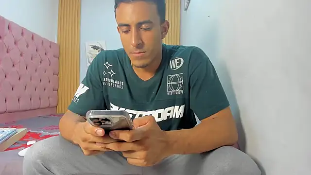 Snapshot of axelsavage042 chatting on 7, 1, 2026 axelsavage042 online show from 7, 1, 2026