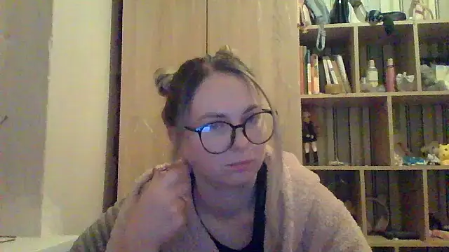 VikiLove765 online show from 3, 2, 2026