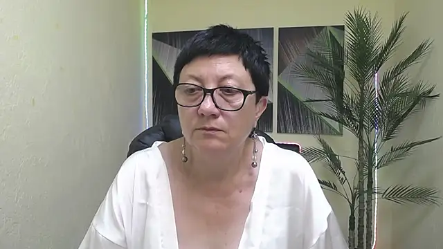 Snapshot of EmilyL0ve chatting on 4, 7, 2026 EmilyL0ve online show from 4, 7, 2026